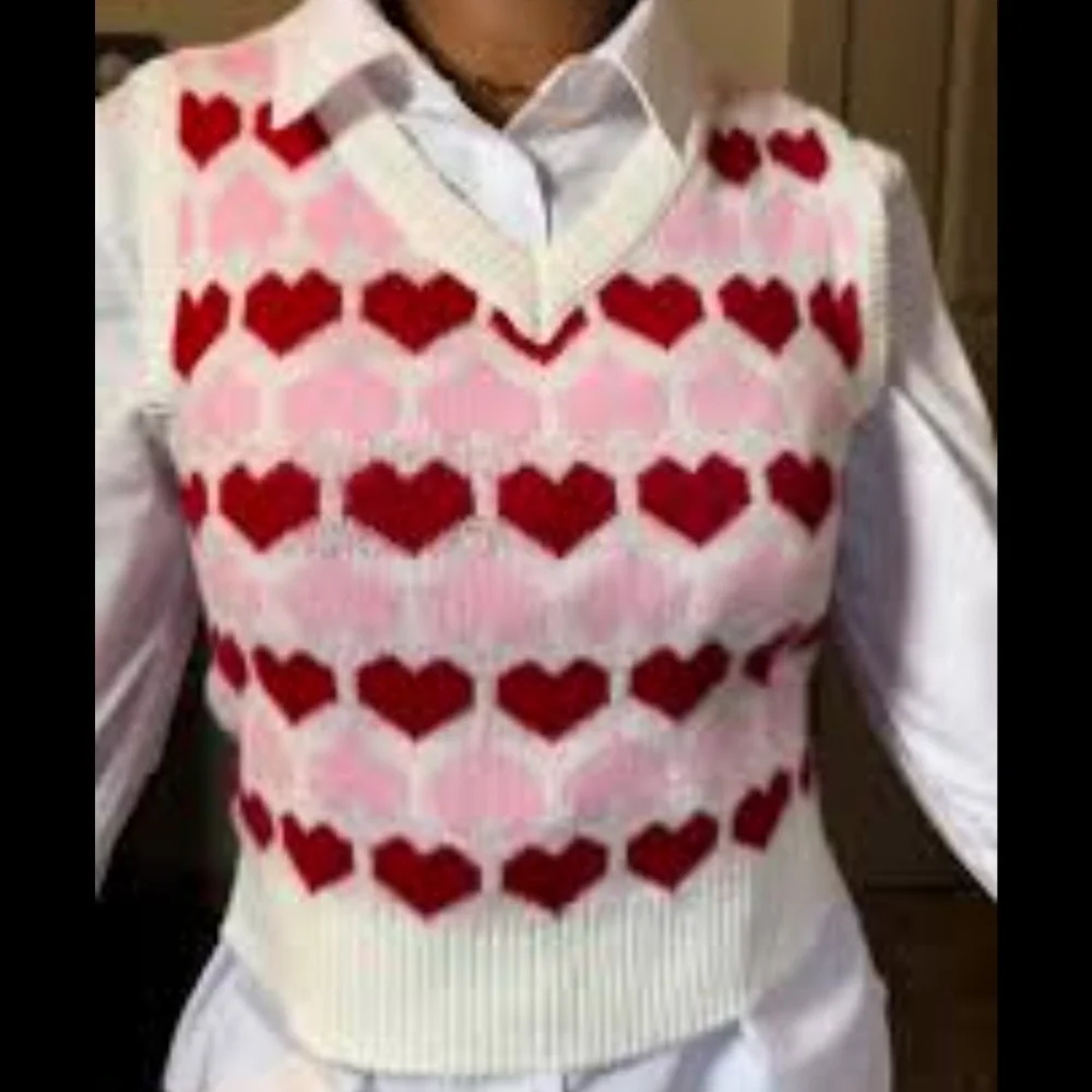 Old Navy Kids Cream and Red Sweater Size Small 6-7 Yrs